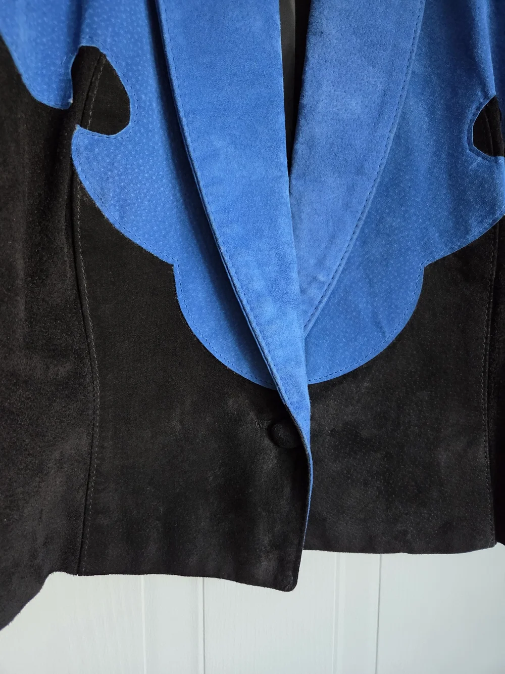 Vintage suede leather cropped jacket • electric blue & black • sculptural collar - Picture 4 of 10